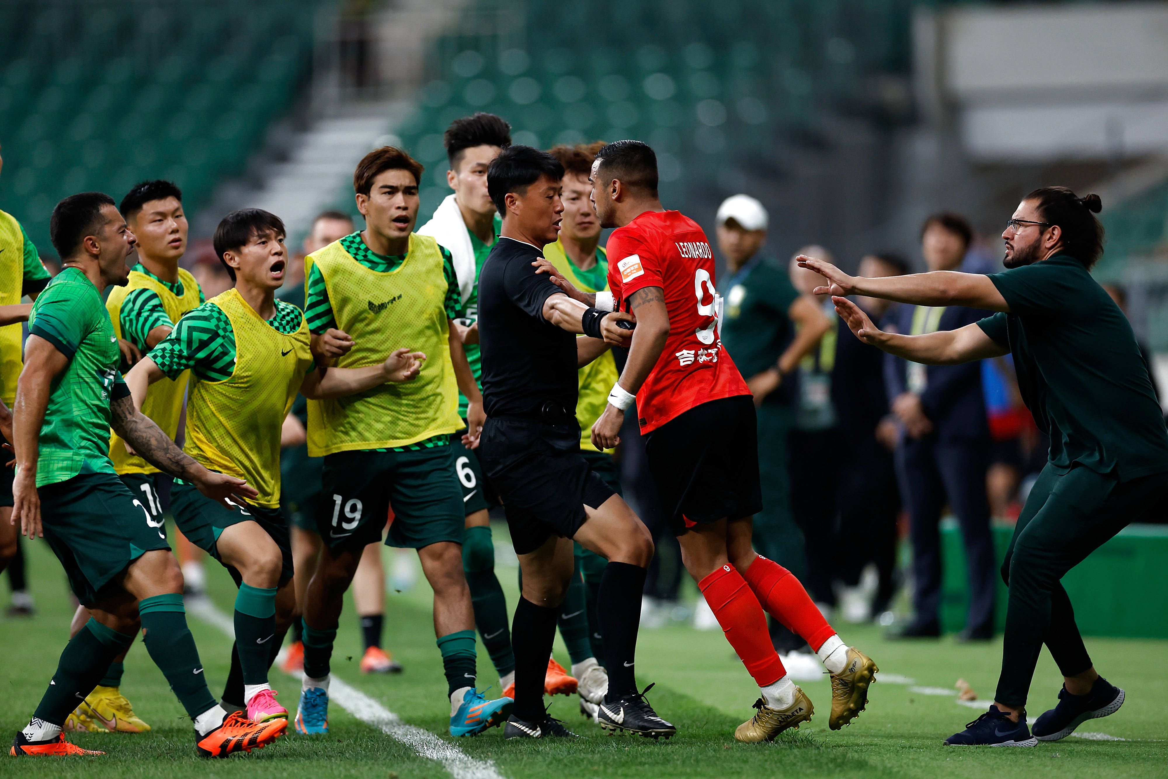 08:00玻利甲 欧若拉3-0瓦卡迪兹08:00玻利甲 奥利恩特3-0威斯特曼08:00玻利甲 葛布莉2-0特莱罗独立字母哥35分8板10助兰德尔空砍41分雄鹿大胜尼克斯晋级四强NBA常规赛季中锦标赛东部四分之一决赛雄鹿主场迎战尼克斯，雄鹿目前排在东部第三，本赛季保持着不错状态，尼克斯最近取得3连胜也是表现火热。